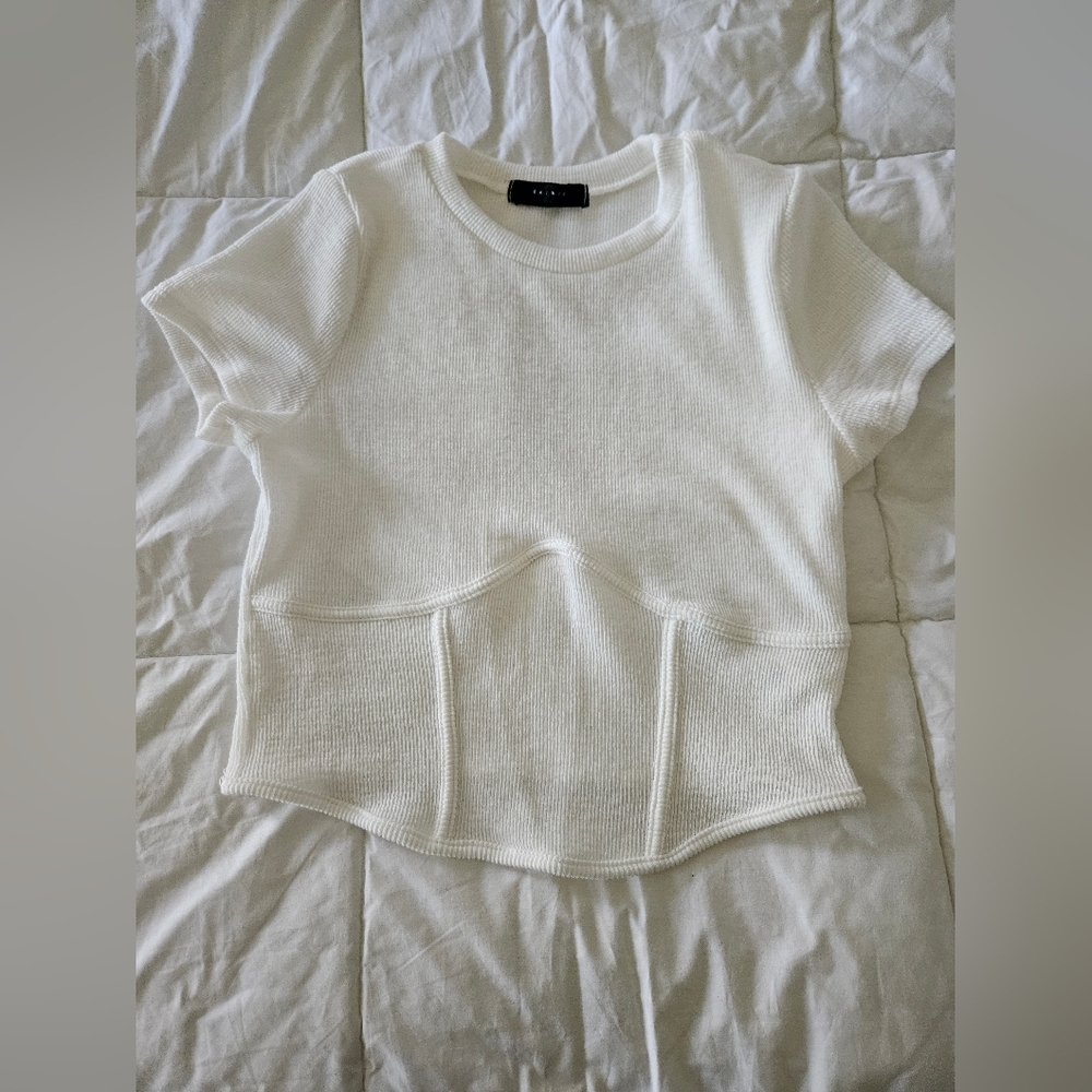 White Short Sleeve Fitted Cropped Top By 21 Saints Size: Large